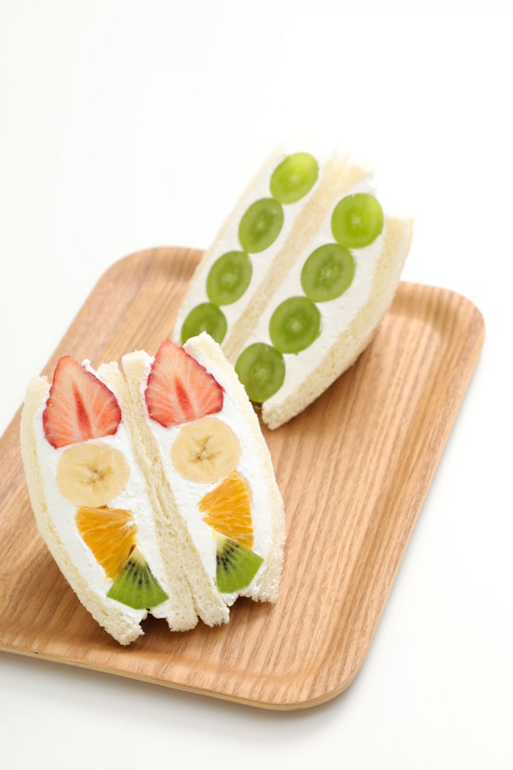 一口ごとに違う果実のおいしさが楽しめる4種のフルーツサンド580円、大粒マスカットの断面が美しいシャインマスカットサンド1080円（1月頃まで販売）。