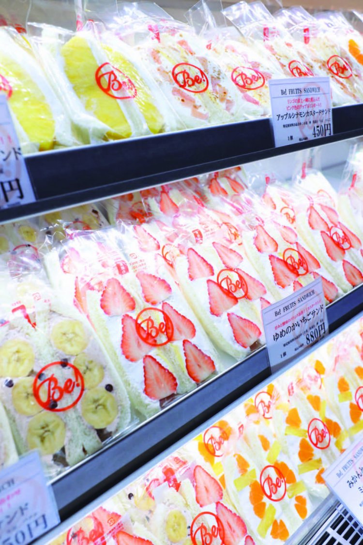 彩り鮮やかなショーケースにうっとり。フルーツは旬ごとにラインナップが変わり、食べごろのピークを厳選して使用。常時12 ～15種類ほどのサンドイッチが並ぶ。