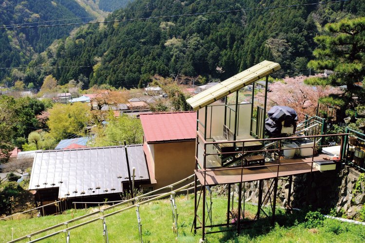 棚沢集落の上、登山口付近にあったモノレール。高齢になれば、集落内の坂道もきついのだろう。