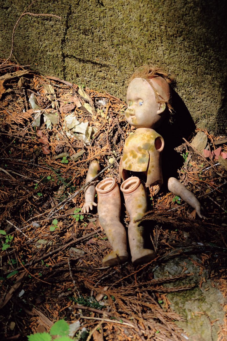 セルロイドの人形がまだ残っていた。最初の頃はいろいろ物があったが、持ち去られたのだろう。