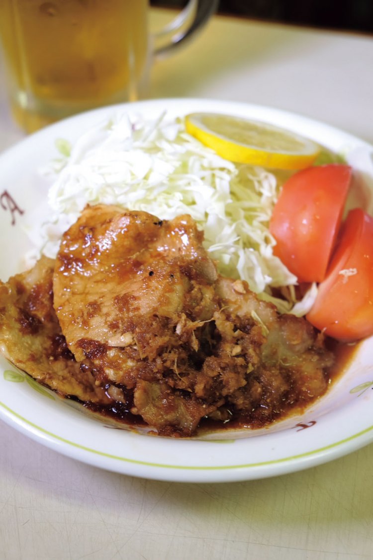 生姜焼き定食は900円。そのボリュームに圧倒される。お酒はお通しがまた単品料理ほどの量。