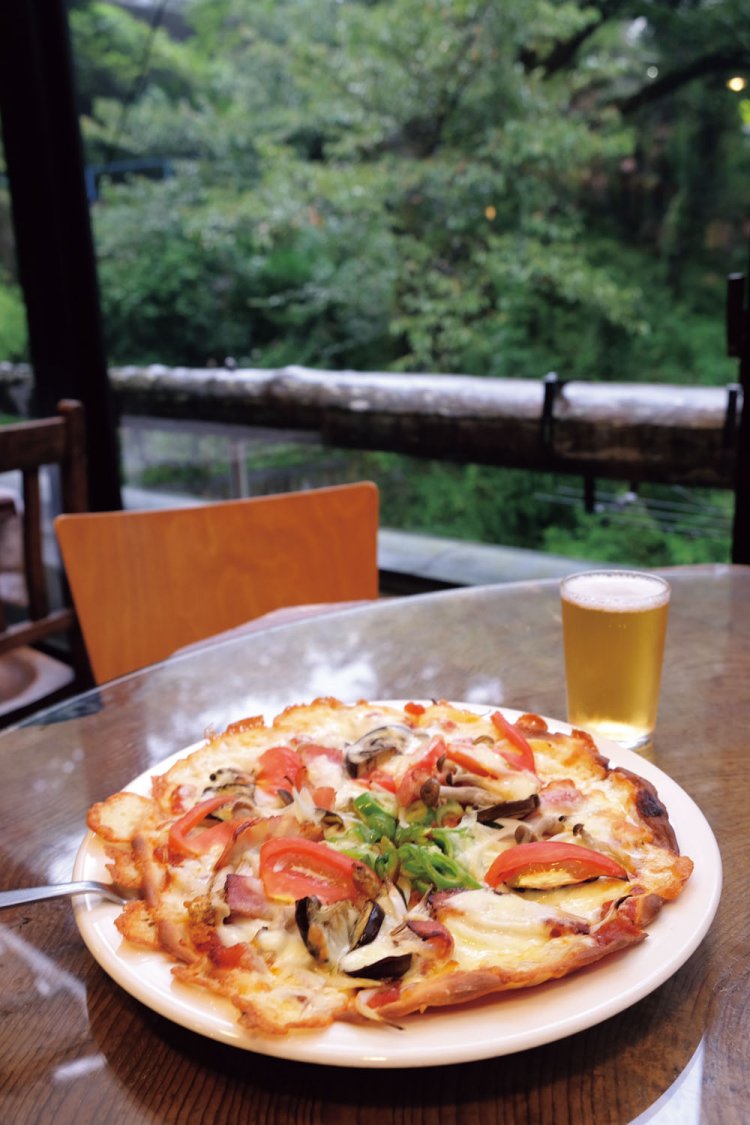 具だくさんのピッツァは味もボリュームも大満足。