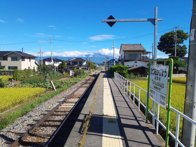 小海線龍岡城駅。小諸駅～中込駅間は列車本数も比較的多いが、中込駅以南は約2/3に減少。佐久平駅から訪れる場合は要注意。