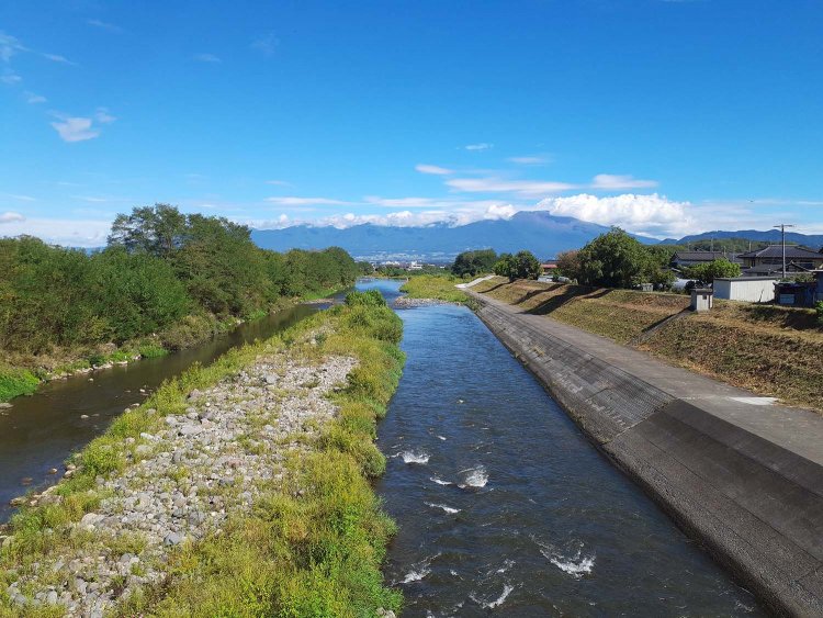 佐久平を流れる千曲川。新潟県内の下流域は信濃川となる。全長367kmの日本最長の河川で、埼玉県・山梨県・長野県の県境に位置する甲武信ヶ岳を源流に、日本海に注ぐ(分水嶺以北のため、南から北に流れる)。