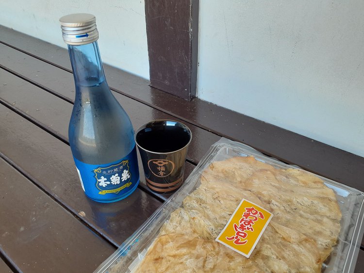 映画では「本菊泉」の300ml小瓶が映ったが、現在扱われているのは一升瓶だけとか。普通酒だが本醸造かそれ以上かと思うほどの高いクオリティー。「本菊泉」の生貯蔵酒なら小瓶です。