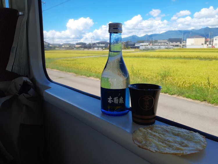 小海線キハ110系車内にて、第40作冒頭の寅さん飲酒シーンの再現に挑戦。しかし、自撮りに加え諸条件が異なり過ぎて再現度は5％くらいか……。