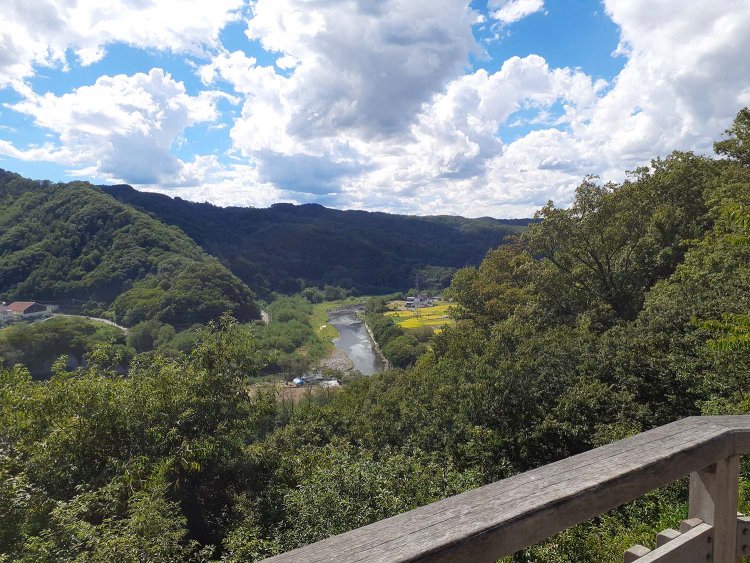 小諸城跡から望む千曲川。島崎藤村『千曲川旅情の歌』の終わりの一節が去来する。 千曲川いざよふ波の岸近き宿にのぼりつ  濁り酒濁れる飲みて草枕しばし慰む 