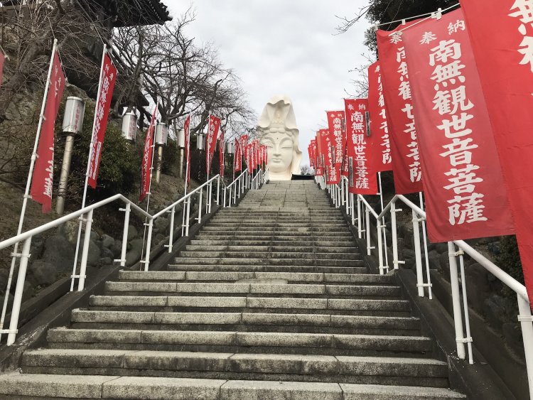 階段の先に見えてくるとドキッとする。