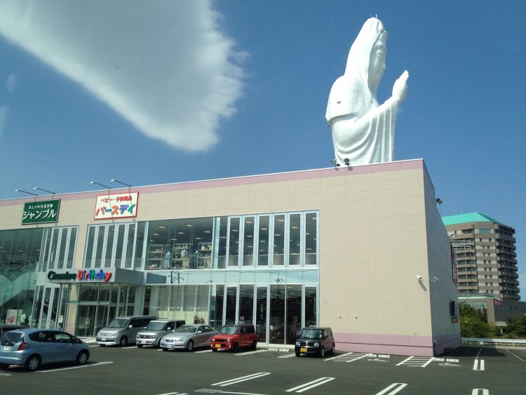 衣料品店との見事なアンバランス