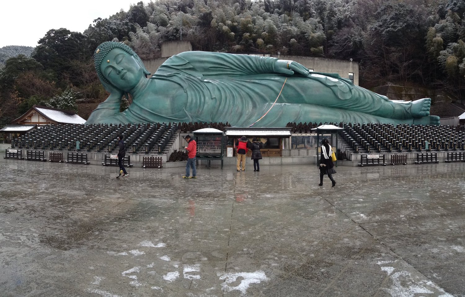 福岡では珍しく雪が積もる涅槃像。