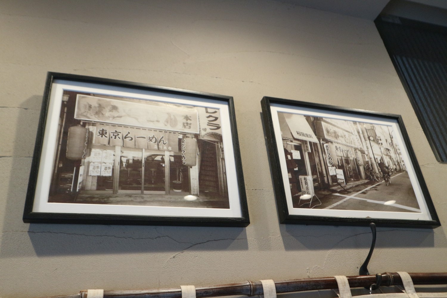 店内にかけられている白黒写真からも、店の歴史が垣間見える。