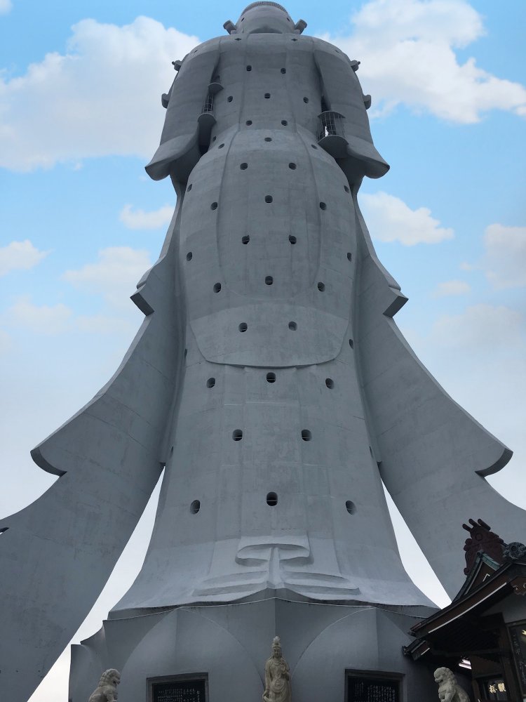 背後は女性的なラインと流れる衣が特徴的。