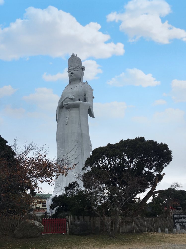 凛々しい姿勢で東京湾を見下ろす観音像。