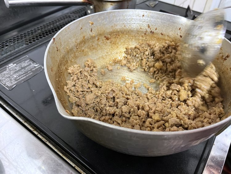 特製ダレで煮た鶏そぼろ。上品な味付けだ。