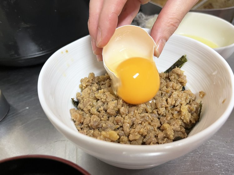 ご飯の上に刻み海苔、鶏そぼろを乗せて仕上げに卵黄。余った卵白はお味噌汁へ。