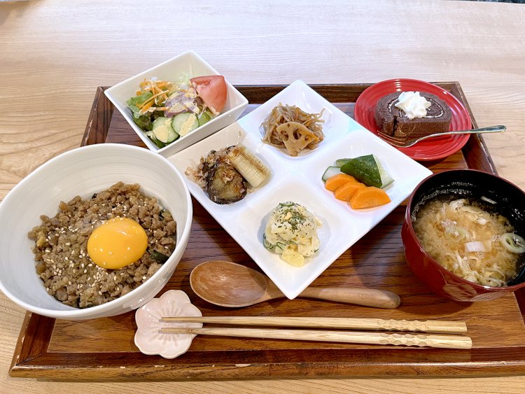 4つの日替わり総菜と味噌汁、サラダ、デザートと2ドリンク付き。