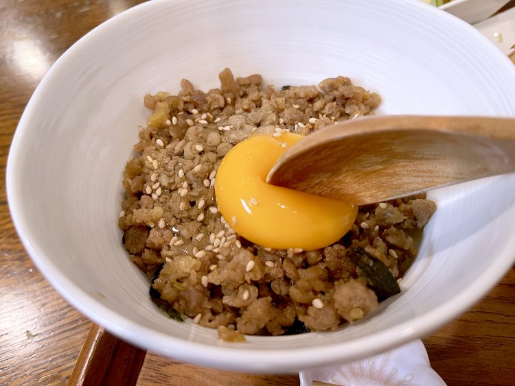 プチンと弾ける卵黄は、鶏そぼろの味をマイルドにする。