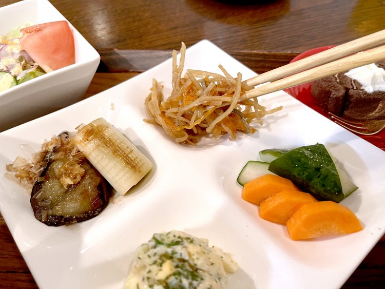 取材当日の総菜はナスと長ネギの生姜醤油かけ、きんぴらごぼう、ぬか漬け、ポテトサラダ。