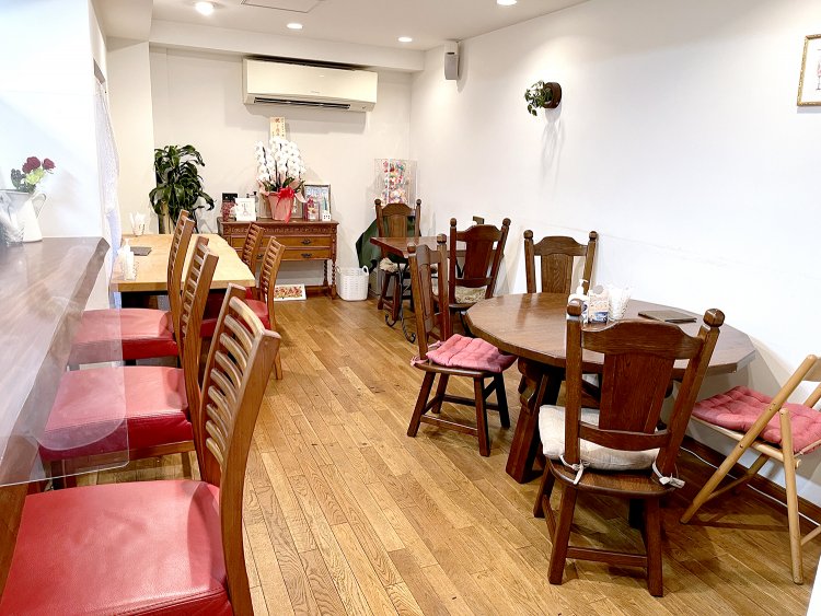 カウンターとテーブル席を完備。居抜きで入居したという。