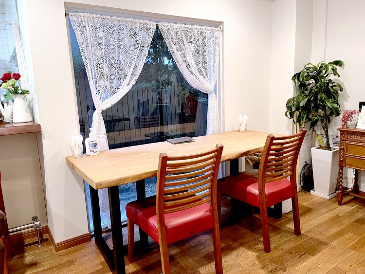 家具は備え付けだったが唯一購入したのが1枚板のテーブル。坪庭を望むこの席が人気だ。