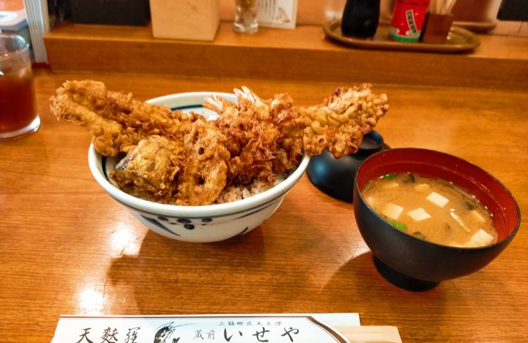 いせや丼1200円。穴子・海老2匹・ナス・蓮根が載っている。昼のみならず夜も食べられるそう。＋200円でお味噌汁をつけることができる。