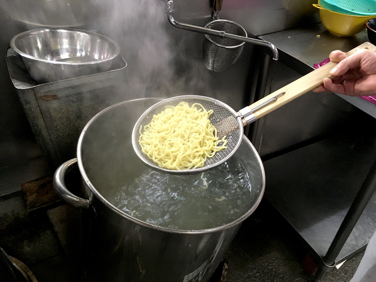 スープにゆで汁が入らないよう、平ザルでしっかりと湯を切る。