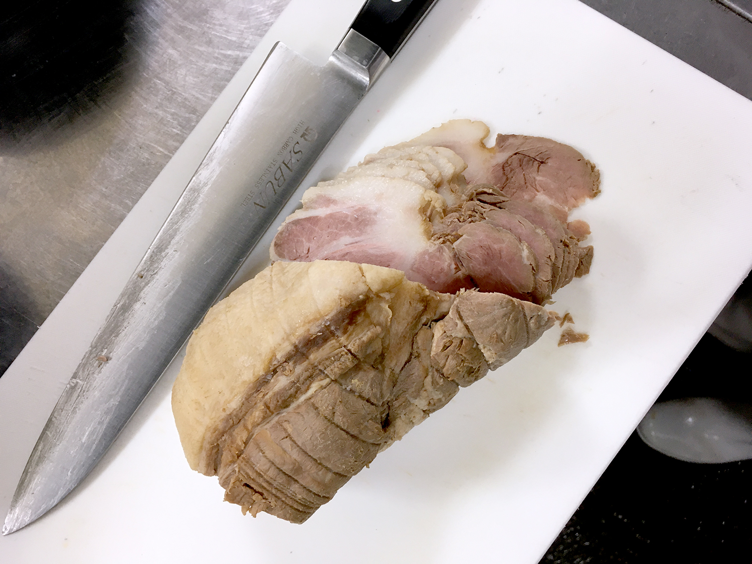 豚型ロースを使った自家製チャーシュー。つけダレの味がしっかり染み込み、豚肉の旨味が凝縮している。