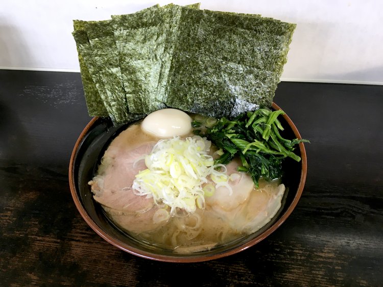 家系ラーメンの王道を行く一杯。これから至福のひと時が始まる。