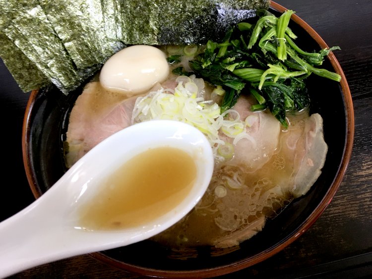 鶏油がたっぷりと入って、甘みを感じられるほどまろやかだ。