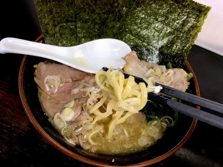 麺と一緒にすする刻みネギの香りもいいアクセントになっている。