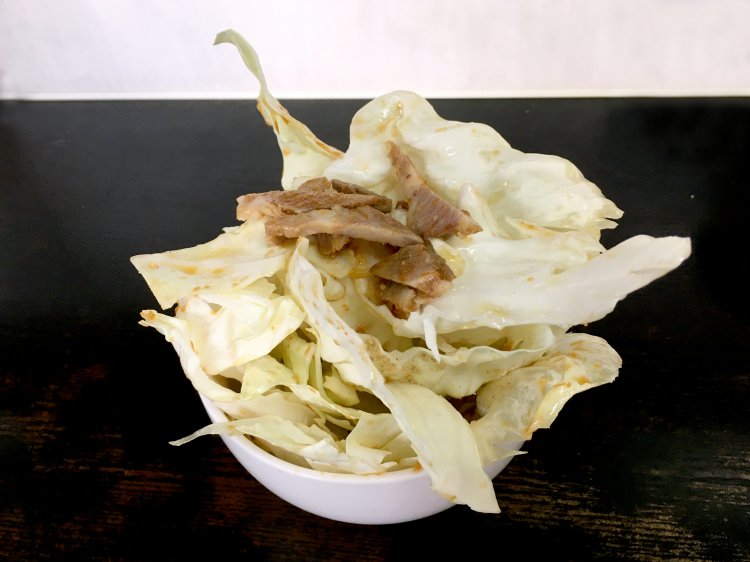 サイドメニューで人気のキャベチャ。ラーメンスープの旨味とキャベツのシャキシャキ感の相性が◎。