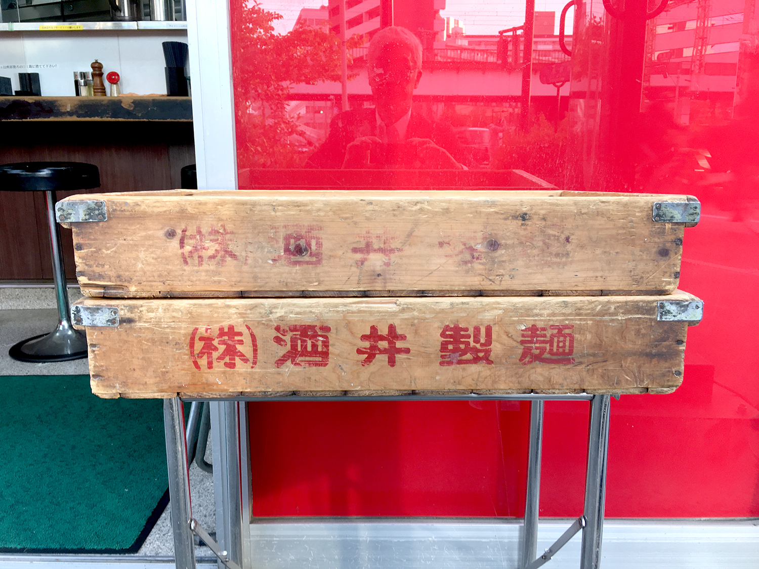 店頭に積み上げた酒井製麺の箱は家系ラーメンのシンボルだ。