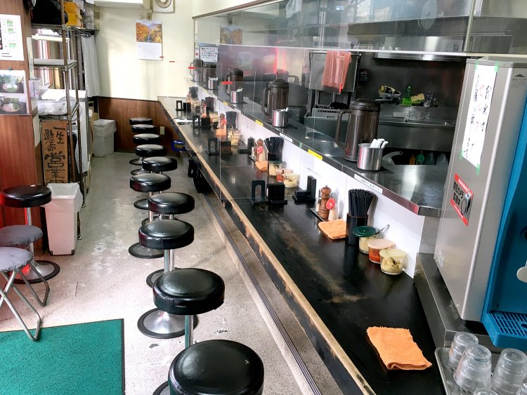 カウンター席が10席。厨房で調理する様子を見ながら出来上がりを待つのも楽しい。