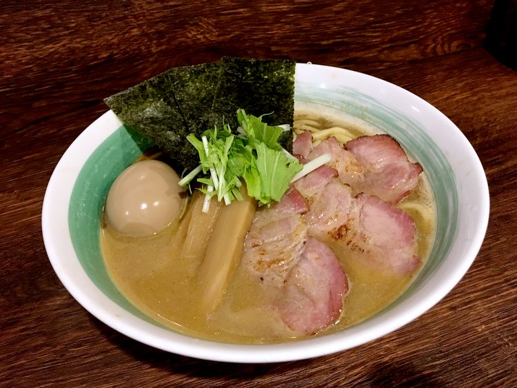 特らぁめんのトッピングはチャーシュー、メンマ、味玉、のりとネギ、水菜。