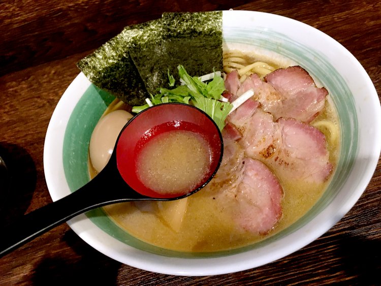 スープはさまざまな素材の旨味をストレートに味わうことができる。