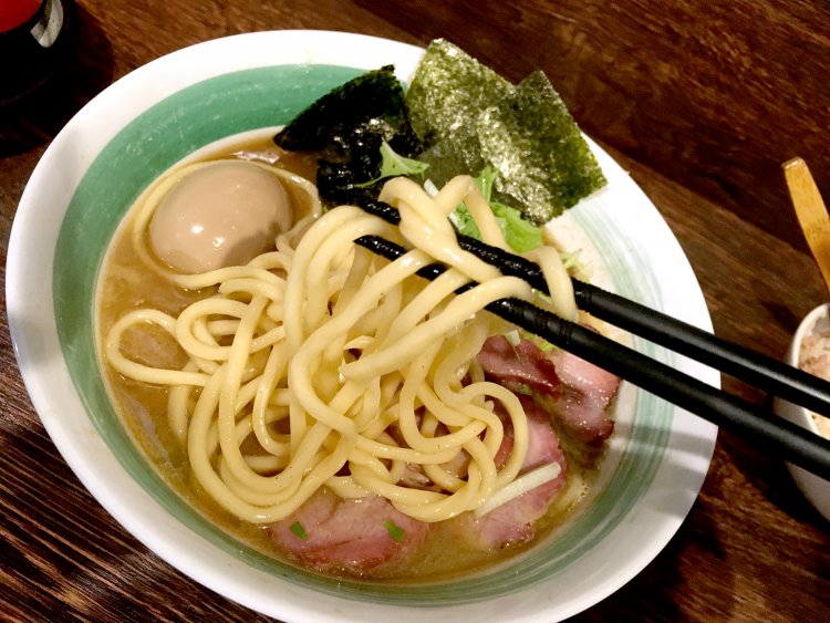 青森産のネバリゴシなど厳選した小麦をブレンドした太麺。