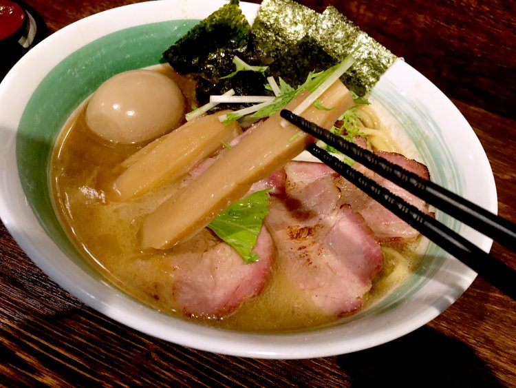 極太メンマも店内で調理している。塩抜きに一週間かけ、スープの旨味を邪魔しないように塩味は控えめ。