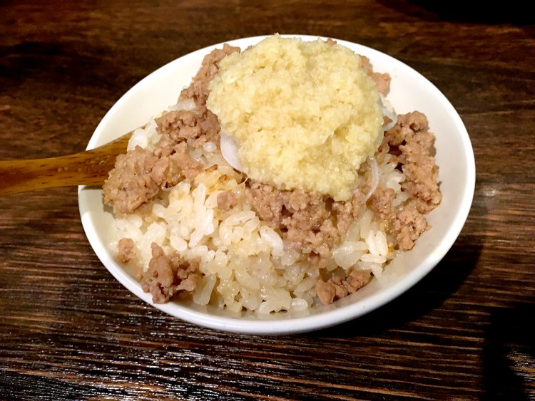 ごはんはラーメンスープで炊き込んでいる。