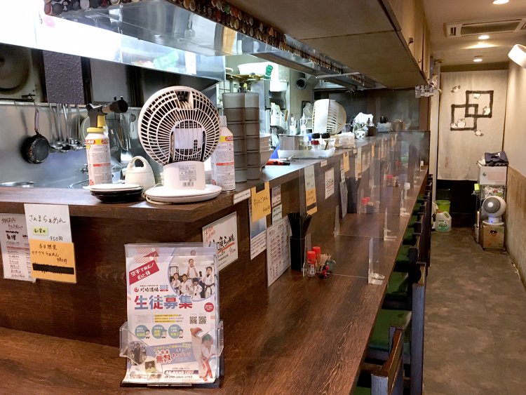 カウンター席のみ10席。店主のラーメンへの想いとこだわりを聞きながら、できあがりを待つ。