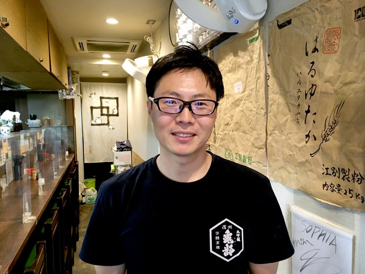 店主の古田一哉さん。店名の利八は、世話になった祖父の名前からとった。