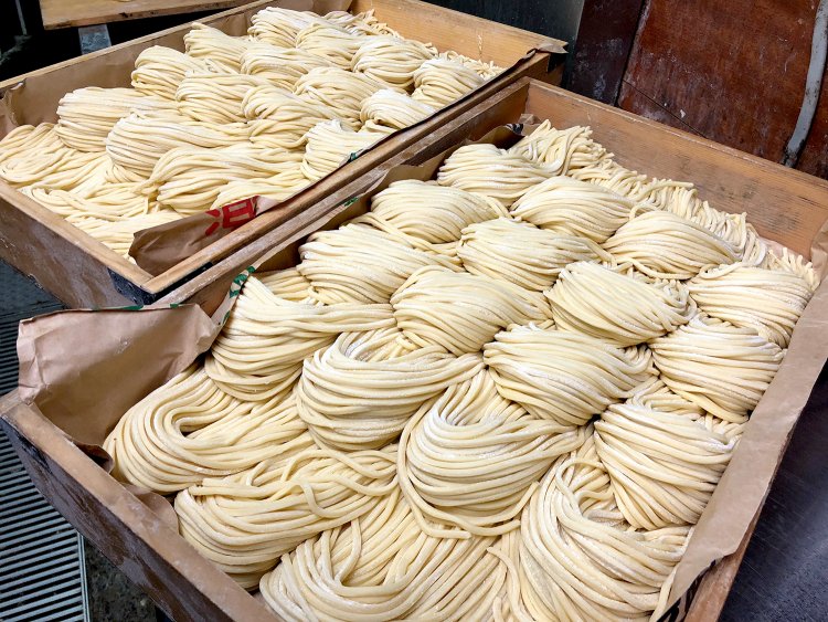 麺は古田さんが自ら毎日製麺し、専用の保冷庫で1日寝かし、麺の旨味を引き出す。ゆで時間は標準で7分。