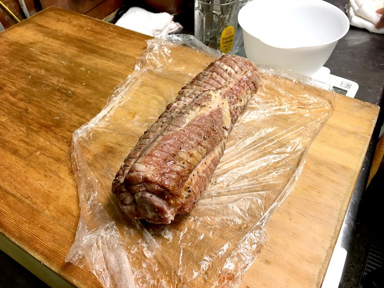 国産三元豚の肩ロースを使った自家製チャーシュー。特製の塩で味付けし、スモークチップを使い店内で吊し焼している。