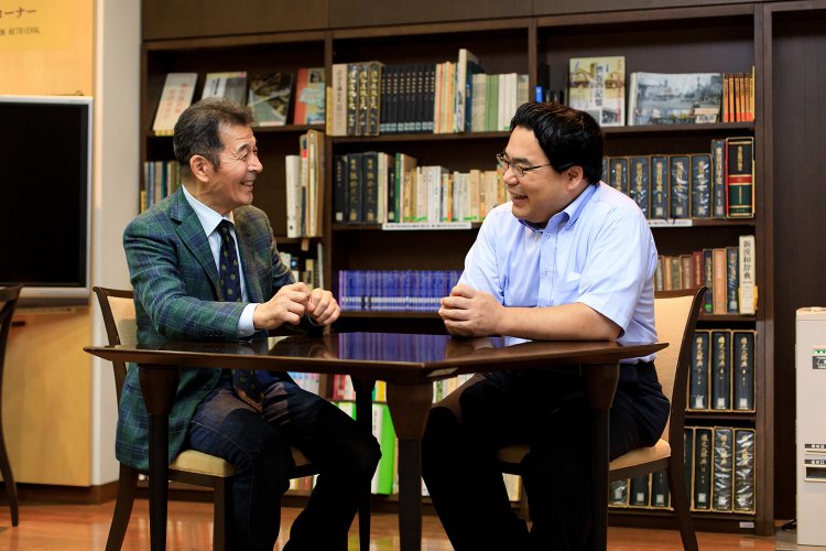 ハチ公について調査研究している学芸員の松井圭太さんと。