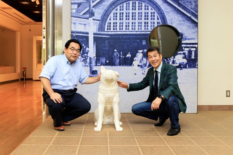 『白根記念渋谷区郷土博物館・文学館』の入り口で出迎えてくれるハチ公のレプリカ。背後のパネルはハチが渋谷にやってきたころの渋谷駅だ。