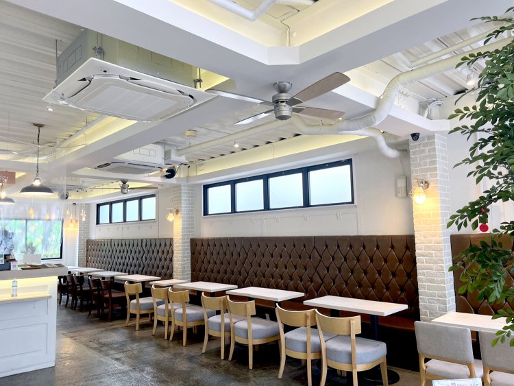 白を基調とした広々とした店内。注文と受け取りはレジカウンターで。