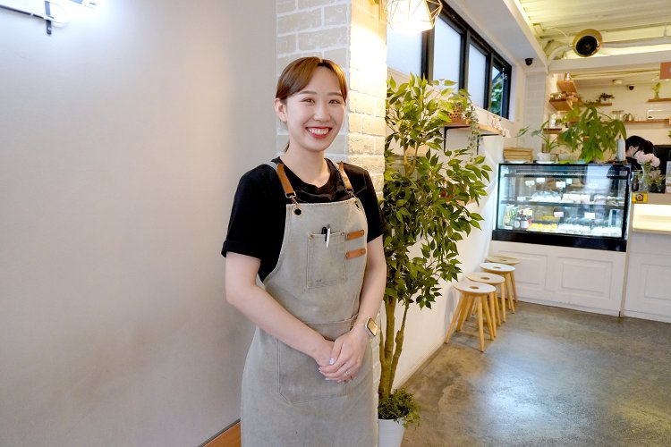 子どもの頃から2週間に1回、家族旅行で韓国を訪れていたスタッフの吉永希さんは、韓国語が堪能。