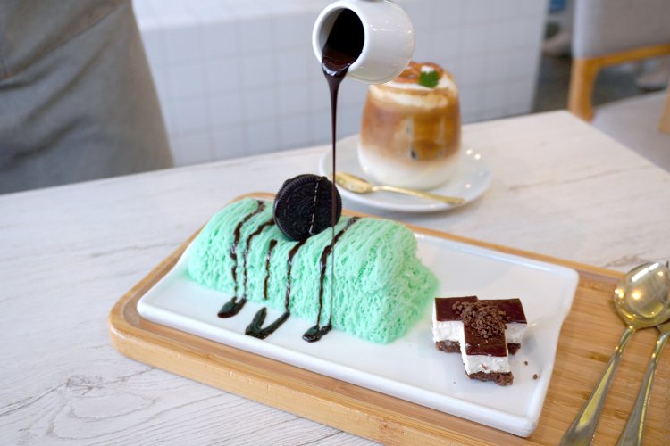 糸かき氷チョコミント1485円。チョコソース＆ティラミス付き。