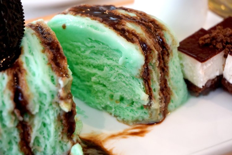 糸状に削られた氷が幾重にも重なっており、中までぎっしりの糸かき氷！