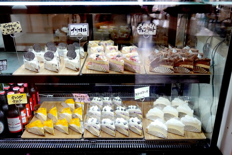 レジカウンター下のショーケースにはケーキがたくさん！