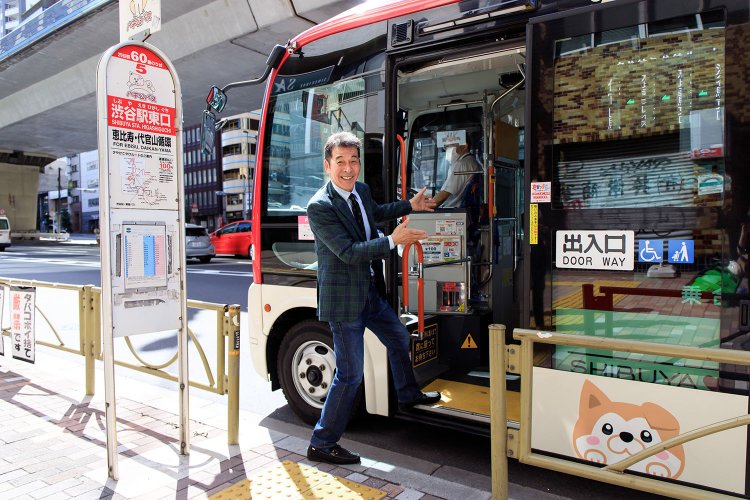 渋谷区内を走るコミュニティバス「ハチ公バス」。運賃100円、ハチ公のイラストが描かれた愛らしい車体で多くの人に親しまれている。
